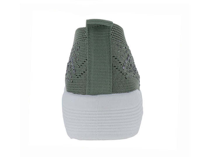 Zapato deportivo slip-on color verde con detalles brillantes y suela blanca.