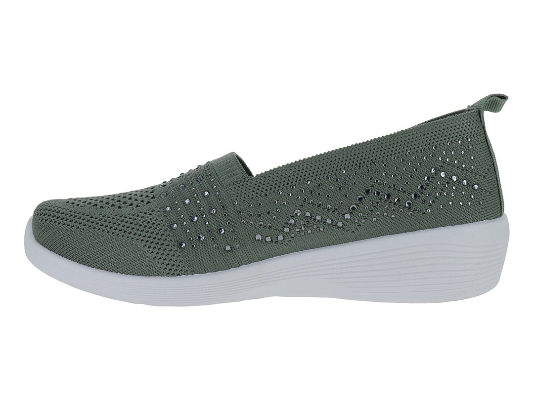 Zapato deportivo slip-on color verde con detalles brillantes y suela blanca.