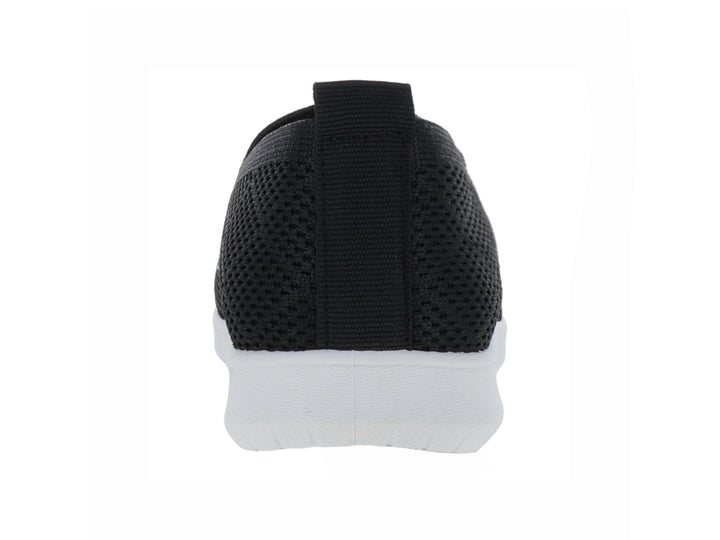 Zapato deportivo infantil negro de tela con detalles brillantes en la punta y suela blanca.