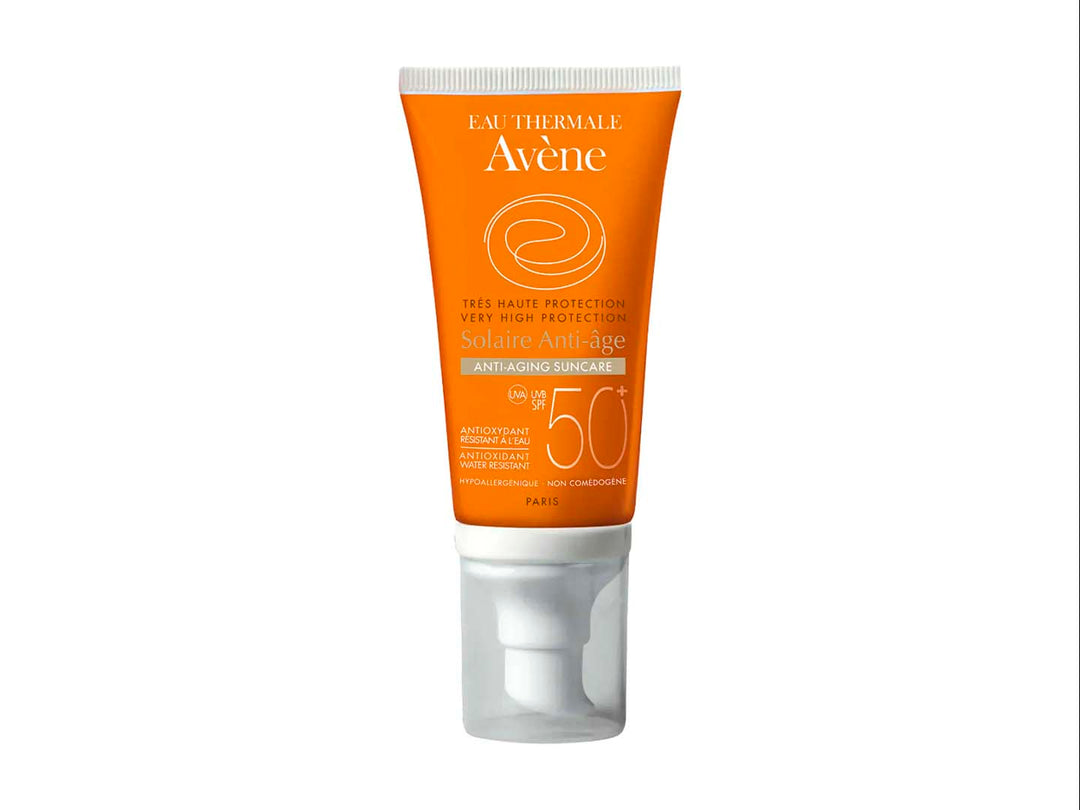 Tubo de protector solar Avène Anti-aging SPF 50+ en color naranja con tapa blanca sobre fondo blanco.