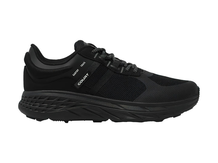 Tenis de baloncesto marca COURT color negro con suela gruesa y tejido transpirable.