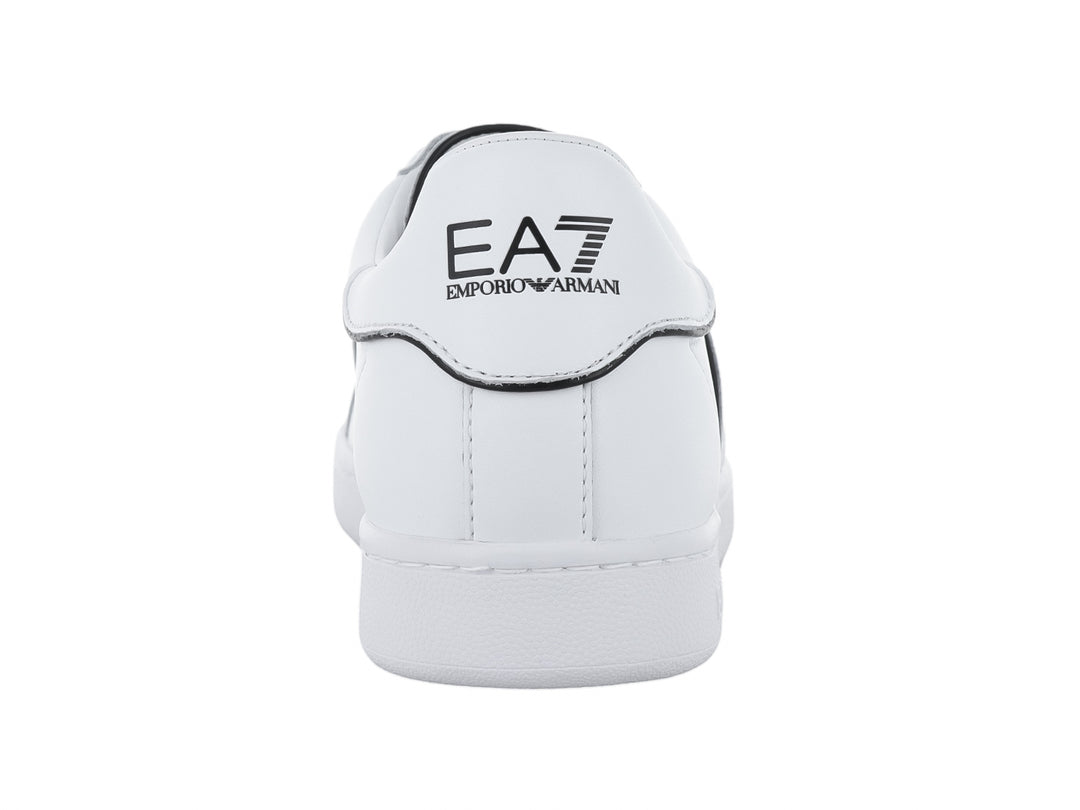 Tenis blancos Emporio Armani con logotipo EA7 en negro y suela blanca.