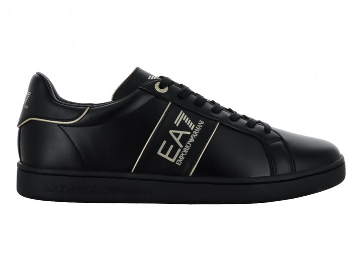 Tenis negros de cuero Emporio Armani con logotipo EA7 en dorado en el lateral.