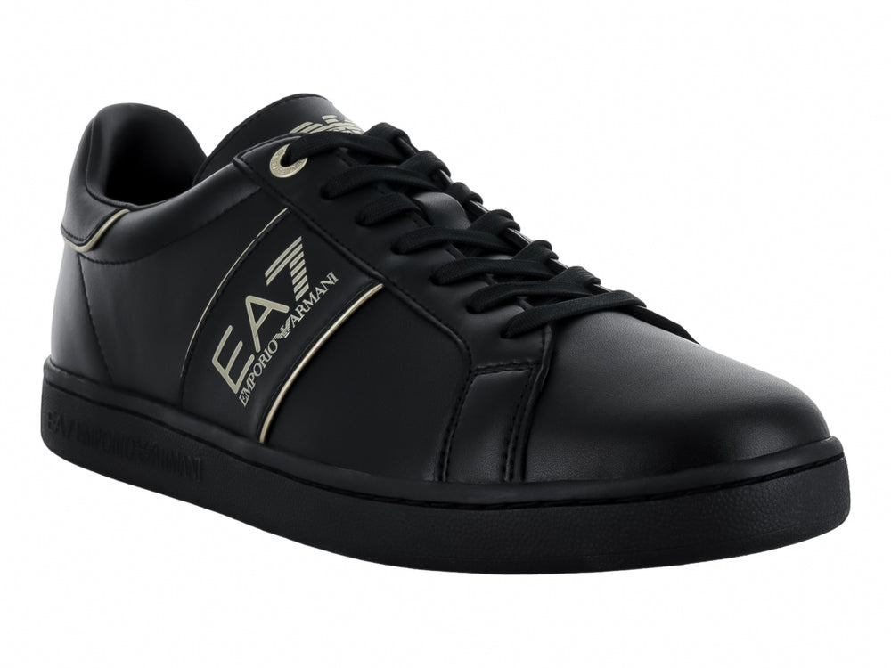 Tenis negros de cuero Emporio Armani con logotipo EA7 en dorado en el lateral.