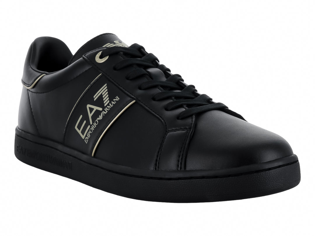 Tenis negros de cuero Emporio Armani con logotipo EA7 en dorado en el lateral.