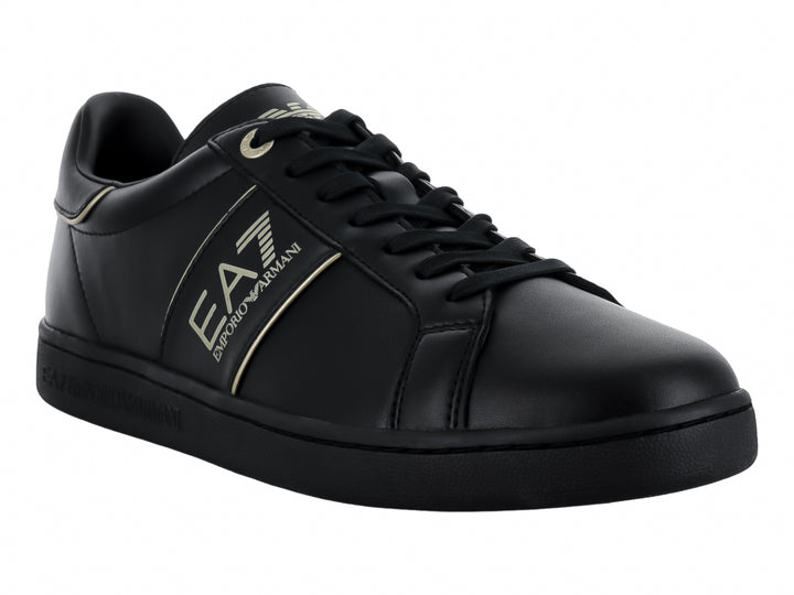 Tenis negros de cuero Emporio Armani con logotipo EA7 en dorado en el lateral.