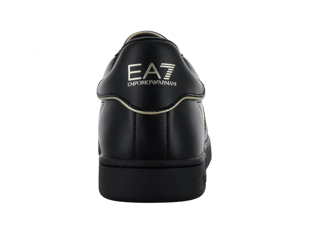 Tenis negros de cuero Emporio Armani con logotipo EA7 en dorado en el lateral.