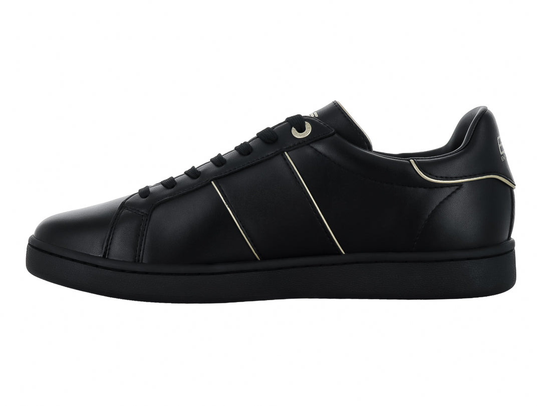 Tenis negros de cuero Emporio Armani con logotipo EA7 en dorado en el lateral.