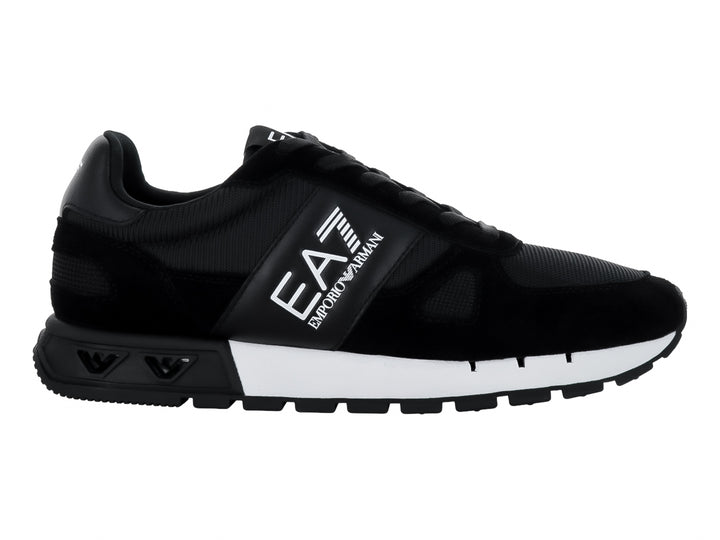 Tenis deportivos Emporio Armani color negro con detalles y suela en blanco y logotipo EA7 lateral.