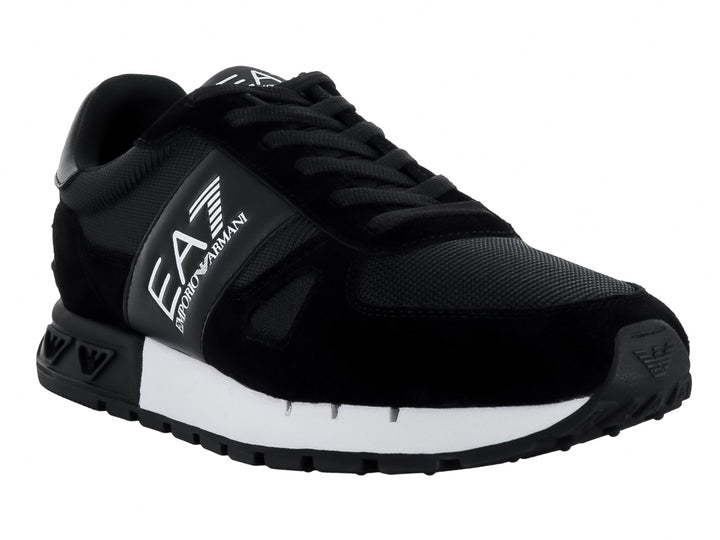 Tenis deportivos Emporio Armani color negro con detalles y suela en blanco y logotipo EA7 lateral.