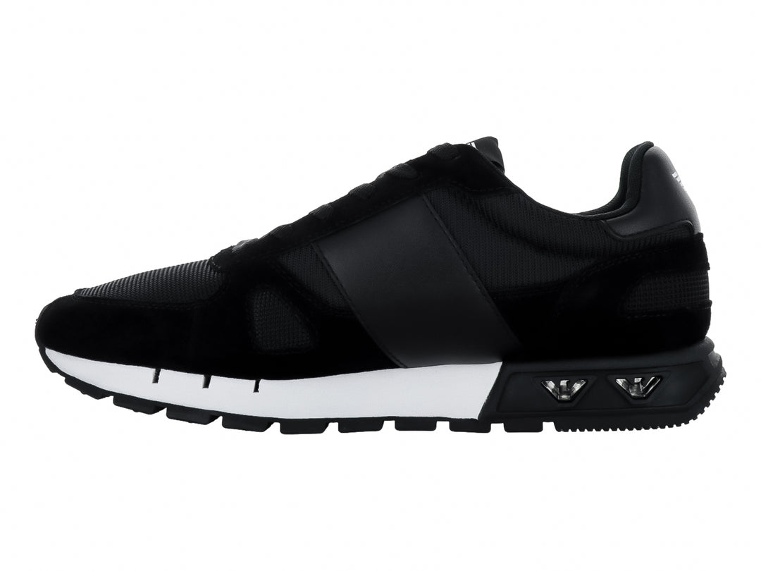 Tenis deportivos Emporio Armani color negro con detalles y suela en blanco y logotipo EA7 lateral.