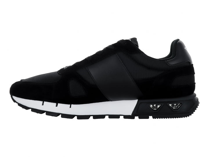 Tenis deportivos Emporio Armani color negro con detalles y suela en blanco y logotipo EA7 lateral.