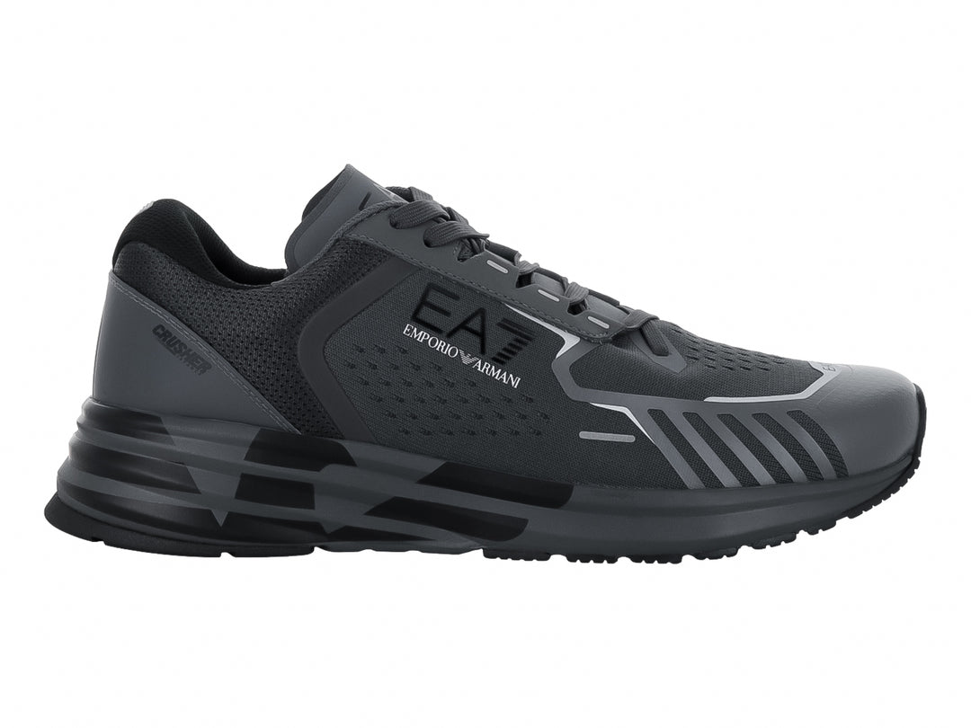 Tenis deportivos Emporio Armani para hombre en color negro con detalles en gris y suela robusta.