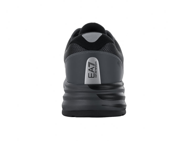 Tenis deportivos Emporio Armani para hombre en color negro con detalles en gris y suela robusta.