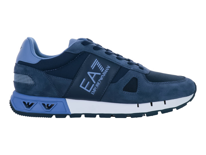 Tenis Emporio Armani en tonos azul con suela blanca y detalles en gamuza y tela.
