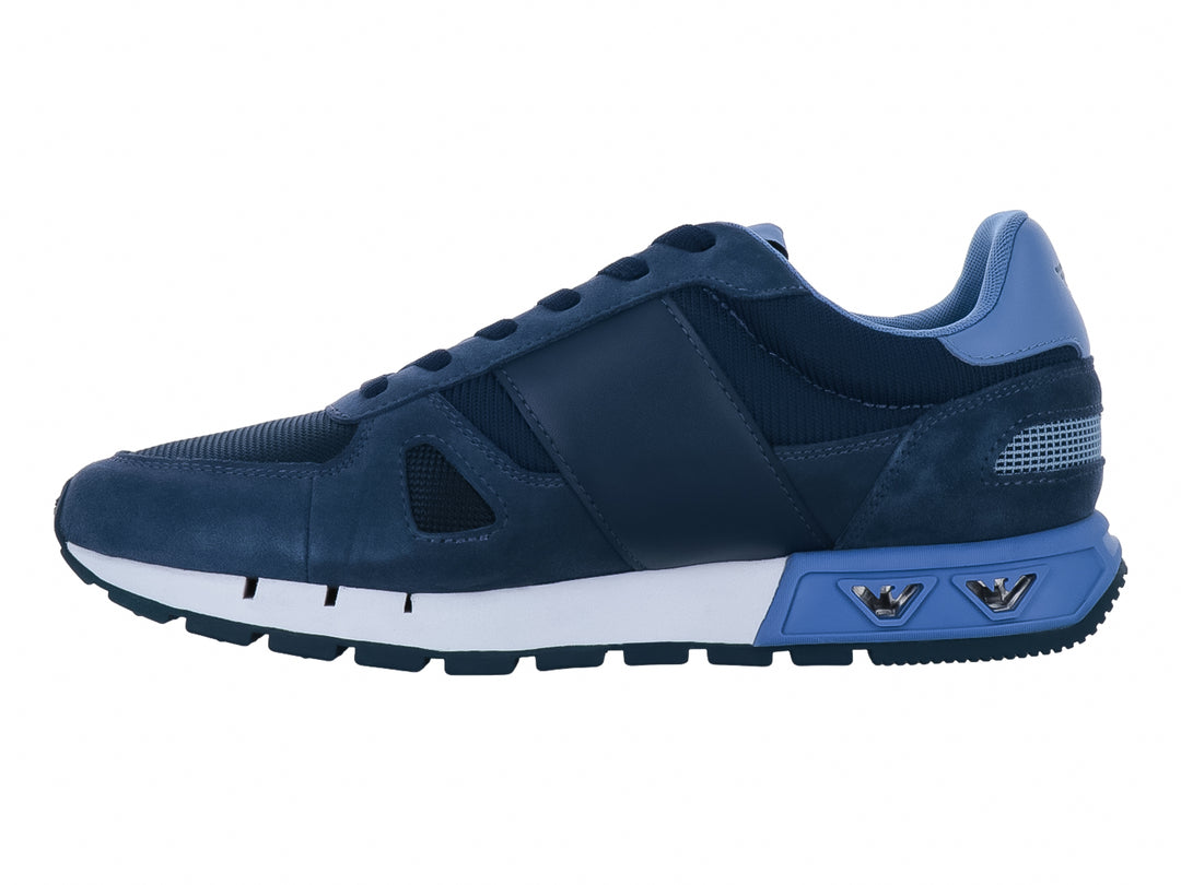 Tenis Emporio Armani en tonos azul con suela blanca y detalles en gamuza y tela.