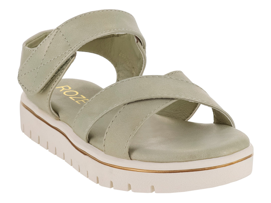 Sandalia para niña color verde con suela blanca de plataforma y correas ajustables.