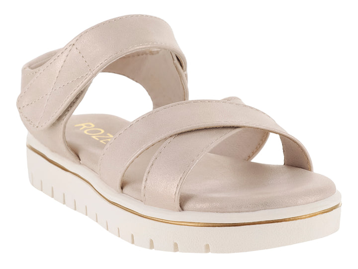 Sandalia para niña en color dorado con suela blanca de plataforma y tiras cruzadas.