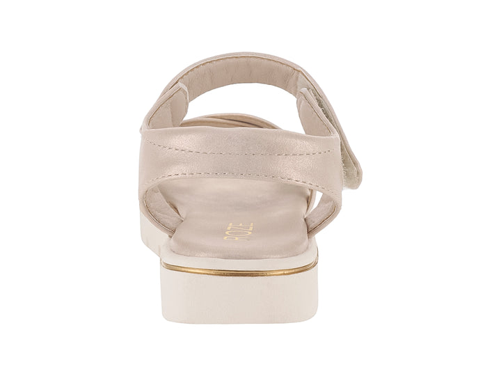 Sandalia para niña en color dorado con suela blanca de plataforma y tiras cruzadas.