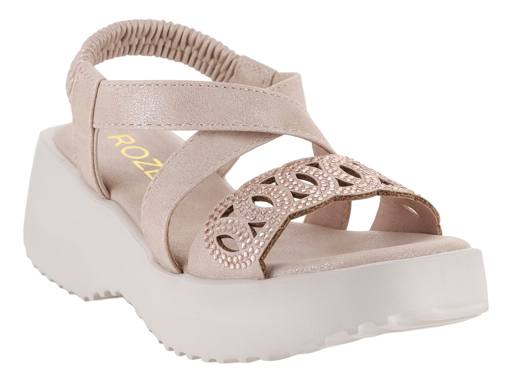 Sandalia de plataforma color rosa claro con correas y adorno brillante frontal.