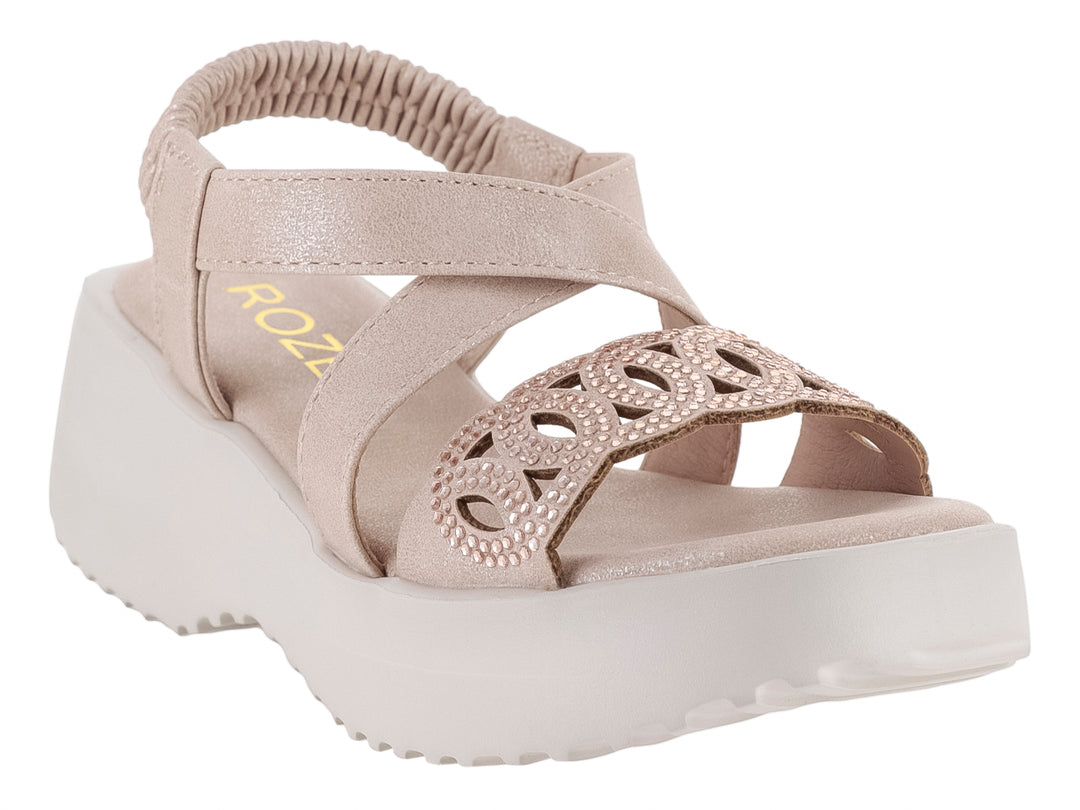 Sandalia de plataforma color rosa claro con correas y adorno brillante frontal.