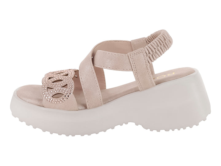 Sandalia de plataforma color rosa claro con correas y adorno brillante frontal.