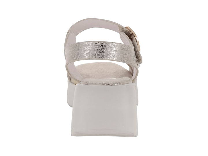 Sandalia dorada de plataforma con correas cruzadas y hebilla, suela blanca gruesa y dentada.