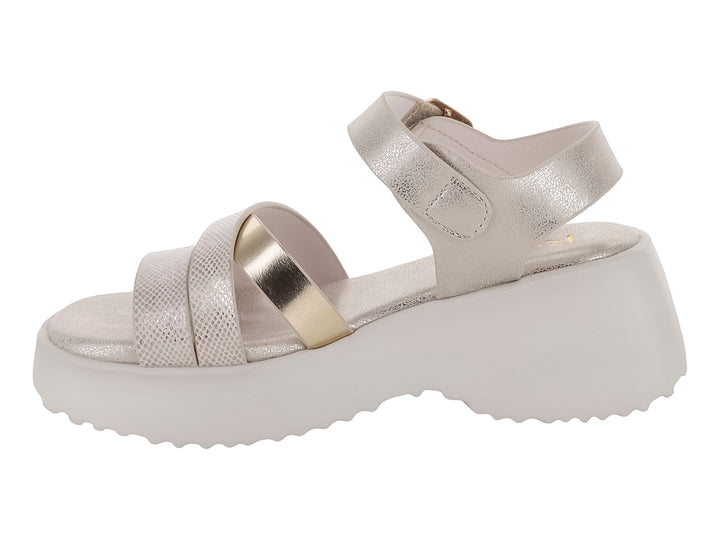 Sandalia dorada de plataforma con correas cruzadas y hebilla, suela blanca gruesa y dentada.