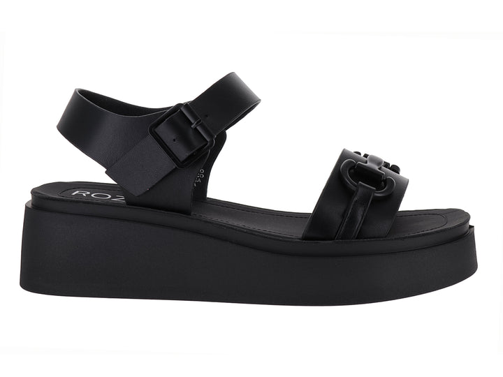 Sandalia de plataforma color negro con correa ajustable y detalle de hebilla frontal.