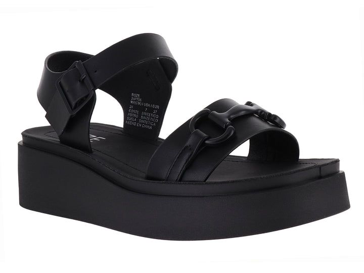 Sandalia de plataforma color negro con correa ajustable y detalle de hebilla frontal.