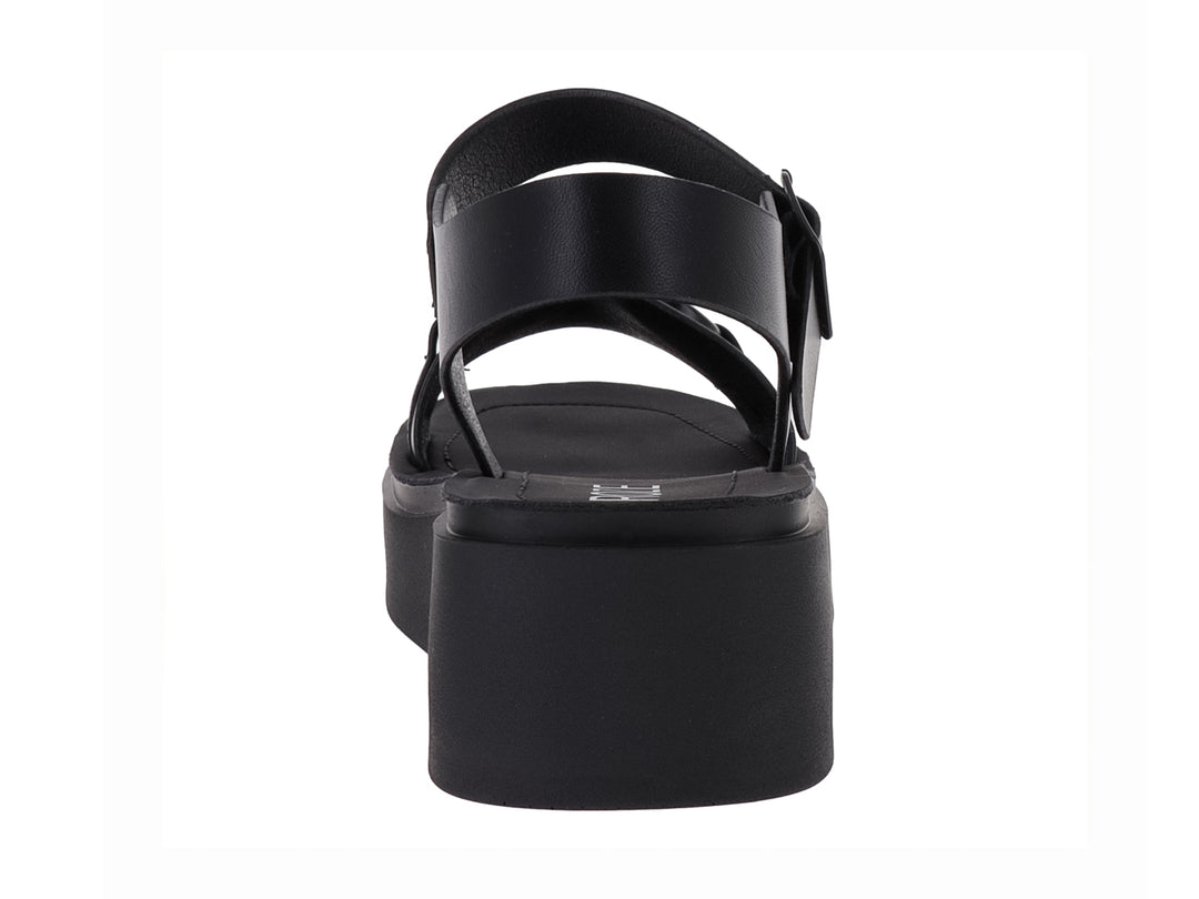 Sandalia de plataforma color negro con correa ajustable y detalle de hebilla frontal.