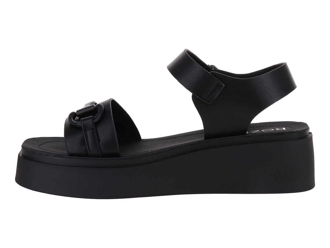 Sandalia de plataforma color negro con correa ajustable y detalle de hebilla frontal.