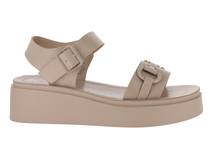 Sandalias de plataforma color beige con correa ajustable al tobillo y detalle de hebilla en la parte frontal.