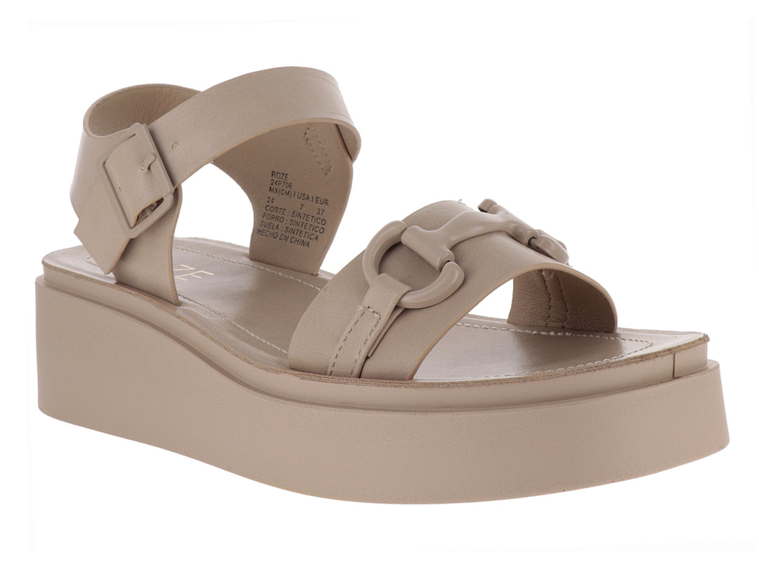 Sandalias de plataforma color beige con correa ajustable al tobillo y detalle de hebilla en la parte frontal.