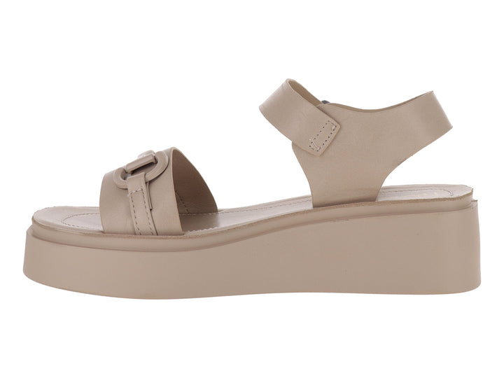 Sandalias de plataforma color beige con correa ajustable al tobillo y detalle de hebilla en la parte frontal.