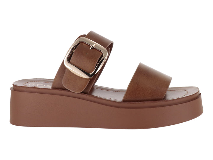 Sandalias de plataforma color camel con hebilla dorada y suela ancha para mujer.