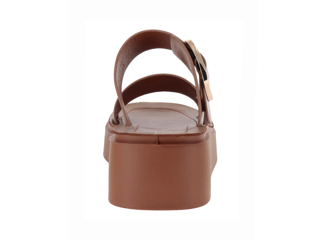 Sandalias de plataforma color camel con hebilla dorada y suela ancha para mujer.