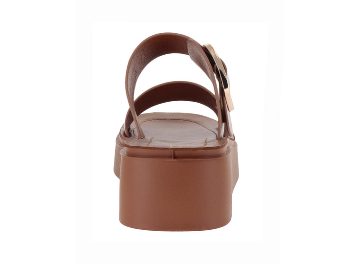 Sandalias de plataforma color camel con hebilla dorada y suela ancha para mujer.