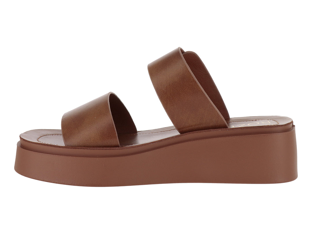 Sandalias de plataforma color camel con hebilla dorada y suela ancha para mujer.