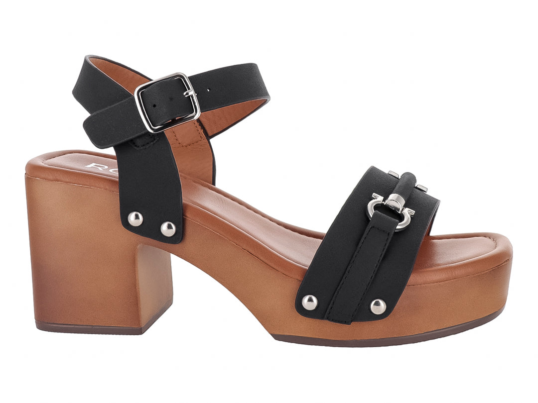Sandalia de plataforma color café con correas negras y hebillas plateadas para mujer.