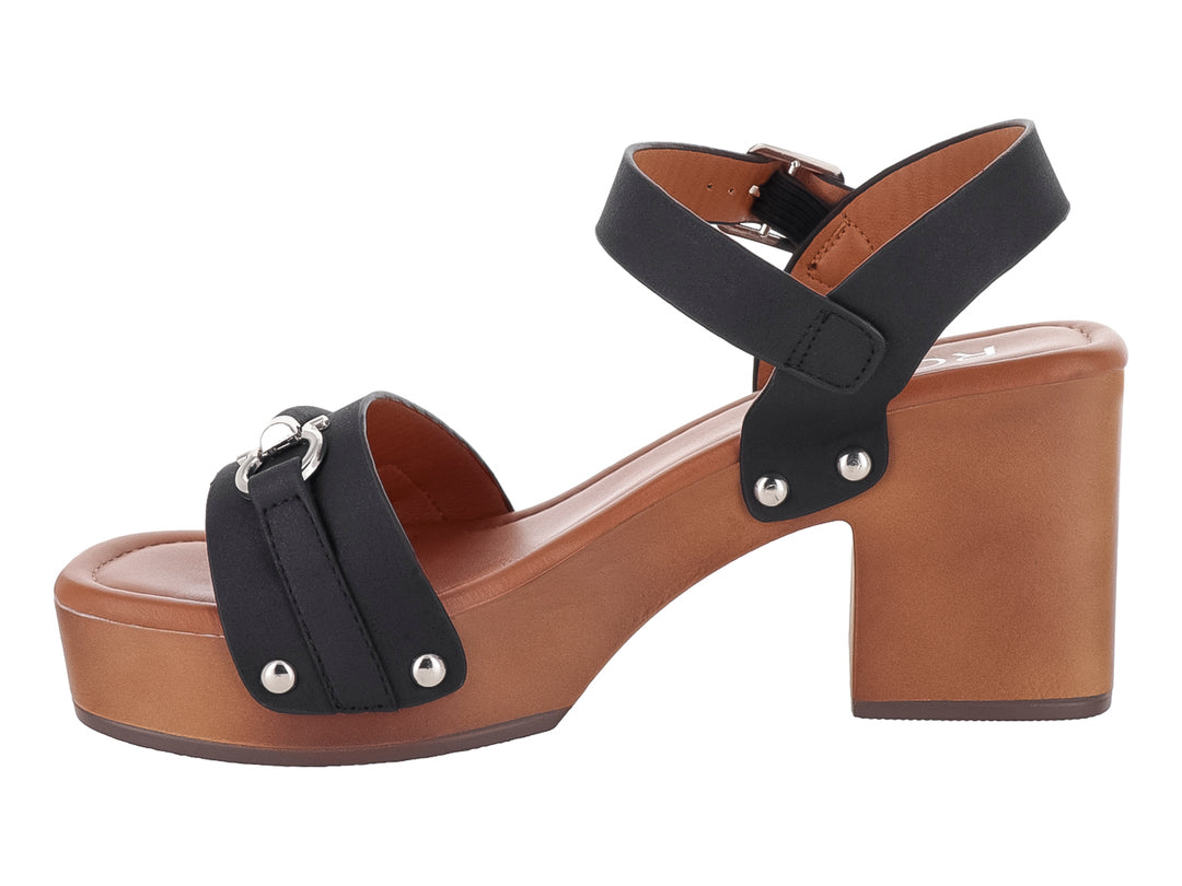 Sandalia de plataforma color café con correas negras y hebillas plateadas para mujer.