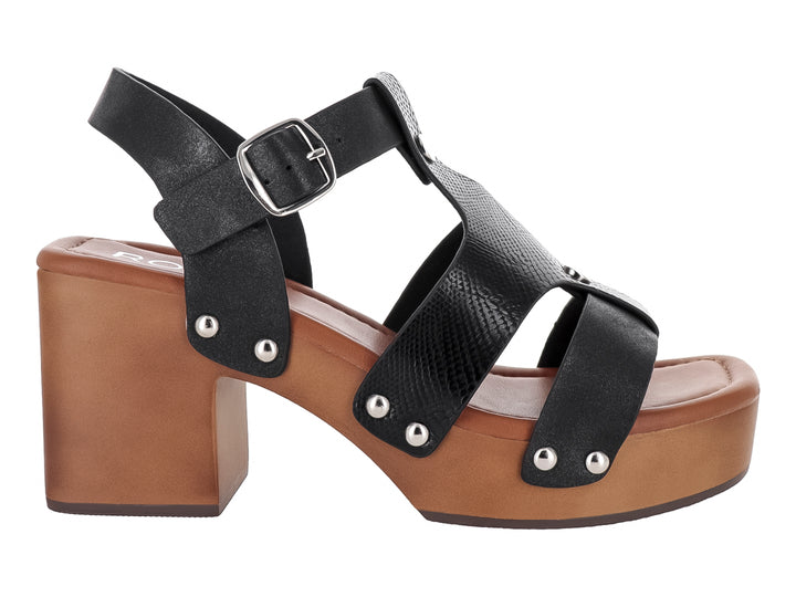 Sandalia de plataforma con tacón grueso, correas negras con detalles plateados y suela color café.