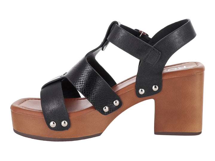 Sandalia de plataforma con tacón grueso, correas negras con detalles plateados y suela color café.