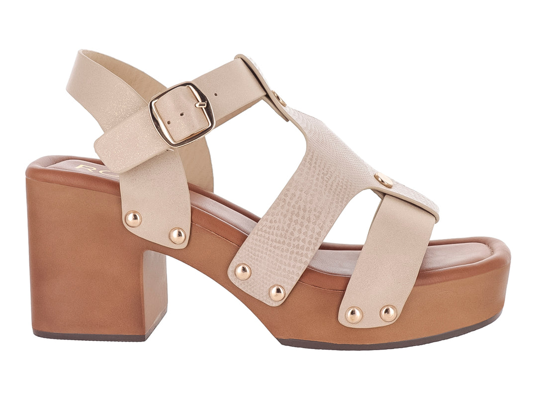 Sandalia beige de plataforma con tacón cuadrado, correas cruzadas y cierre con hebilla.