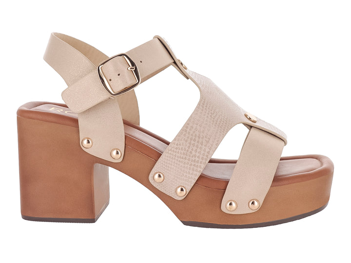 Sandalia beige de plataforma con tacón cuadrado, correas cruzadas y cierre con hebilla.