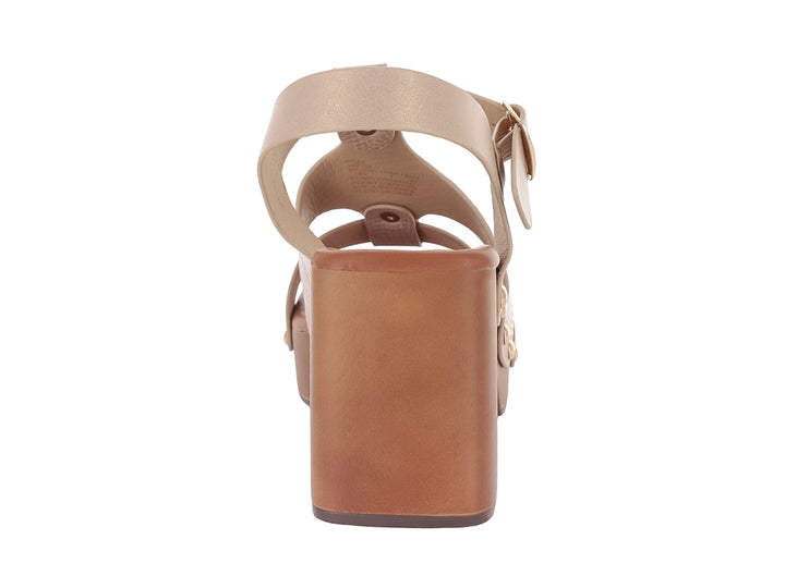 Sandalia beige de plataforma con tacón cuadrado, correas cruzadas y cierre con hebilla.