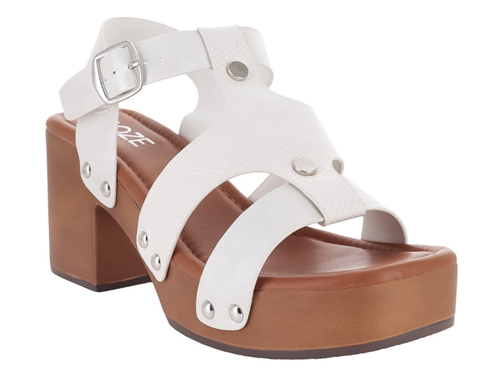 Sandalia blanca de plataforma con tacón grueso color café y correas ajustables con hebilla.