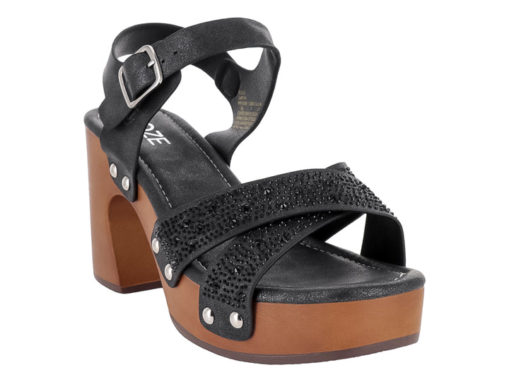 Sandalia de plataforma con tacón grueso color café y correas negras con detalles brillantes y hebilla.