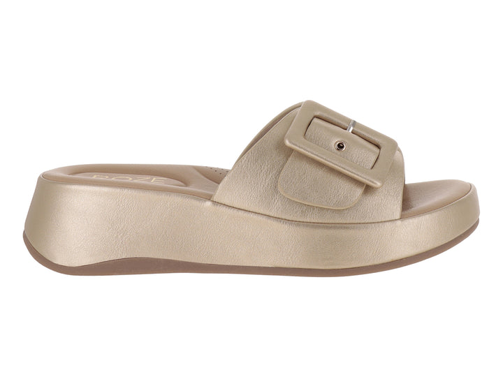 Sandalia slide color dorado con plataforma y hebilla decorativa.