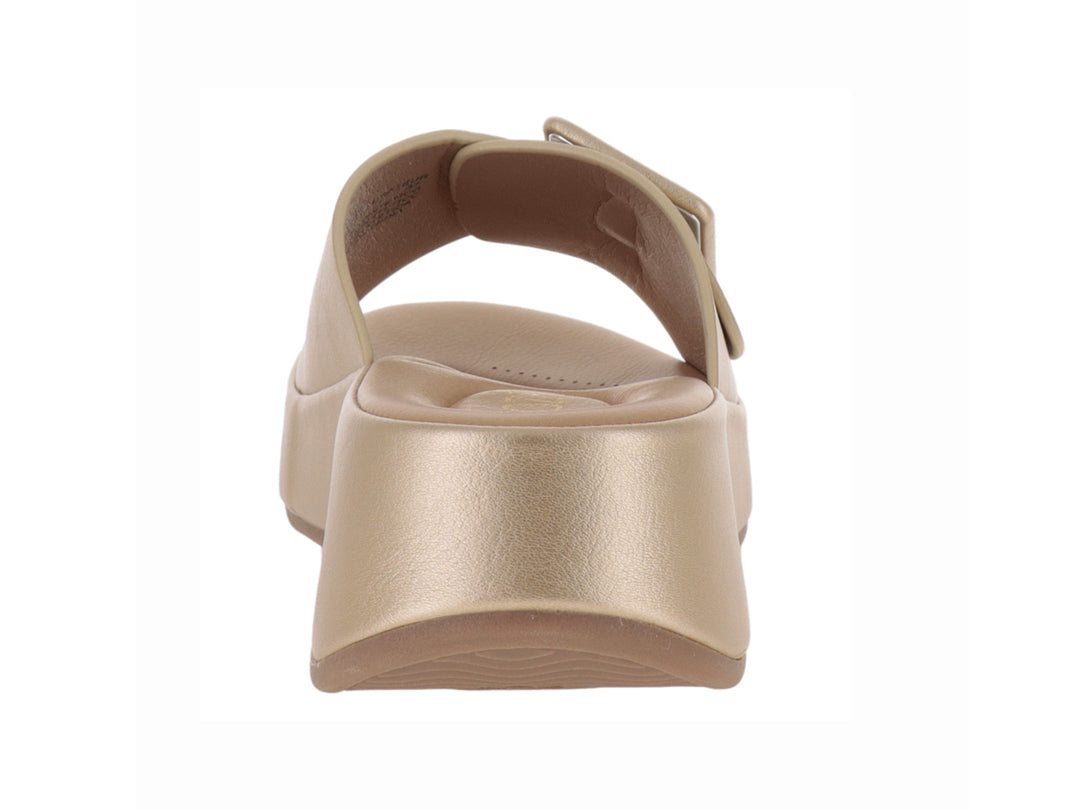 Sandalia slide color dorado con plataforma y hebilla decorativa.